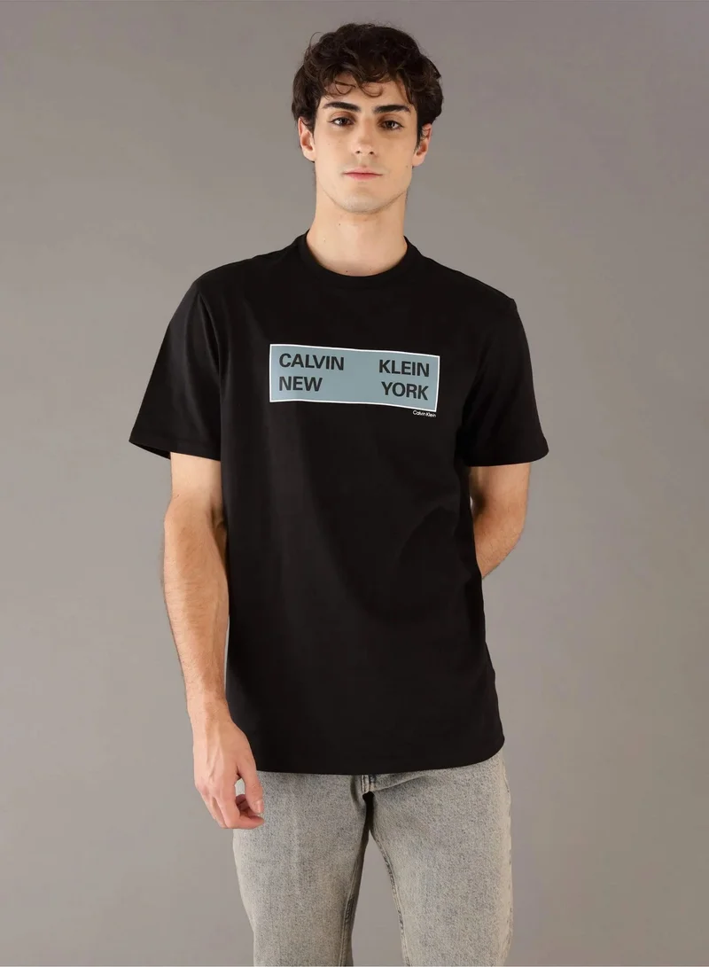 كالفن كلاين جينز تيشيرت بياقة دائرية برسومات